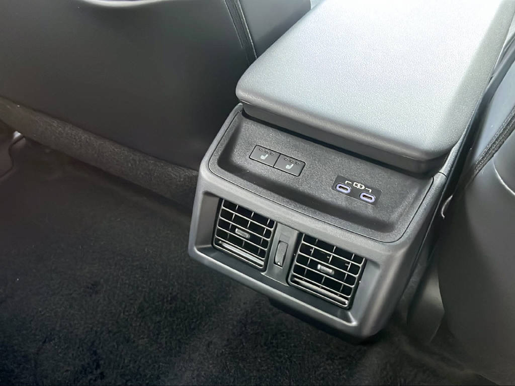 SUBARU Solterra eV Luxury AWD-image-27