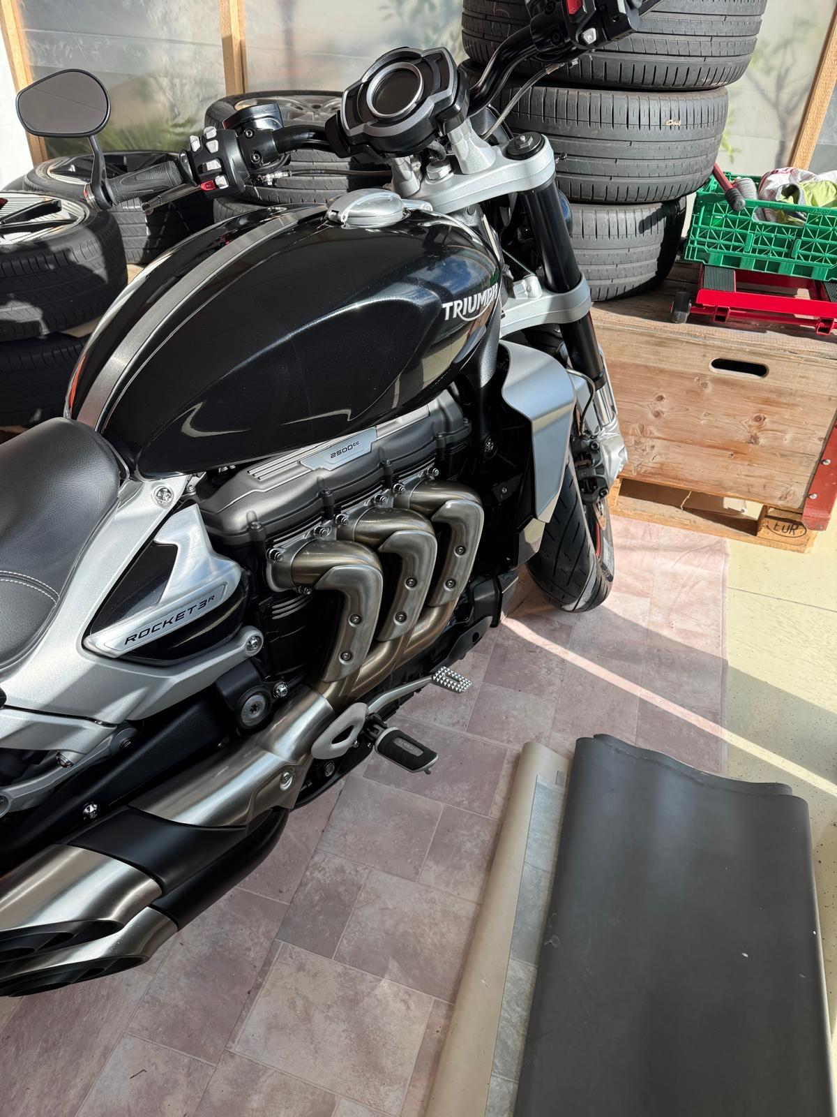 TRIUMPH Rocket 3 R Black-showroom-element-1