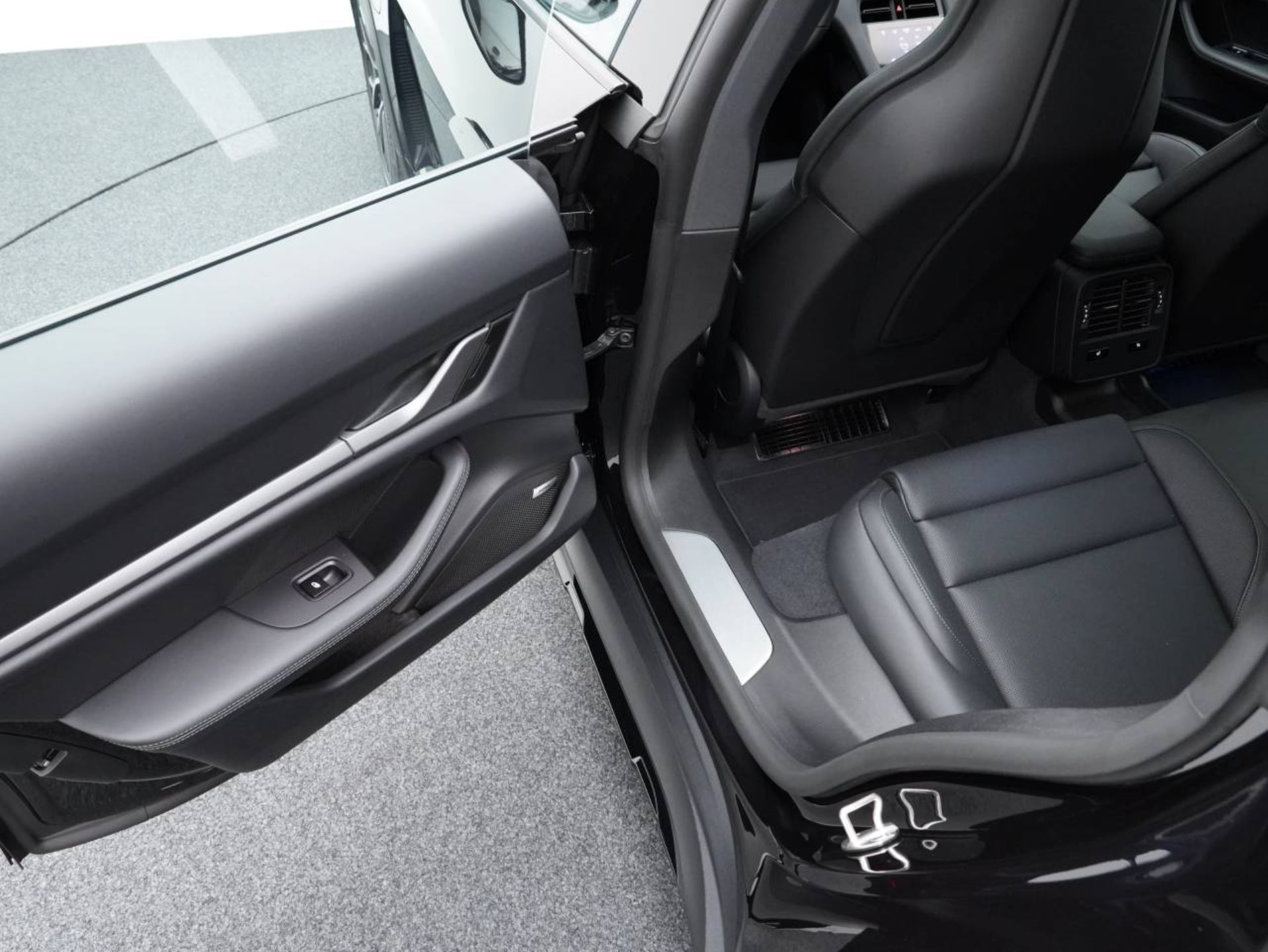 PORSCHE Taycan 4 Cross Turismo-image-27