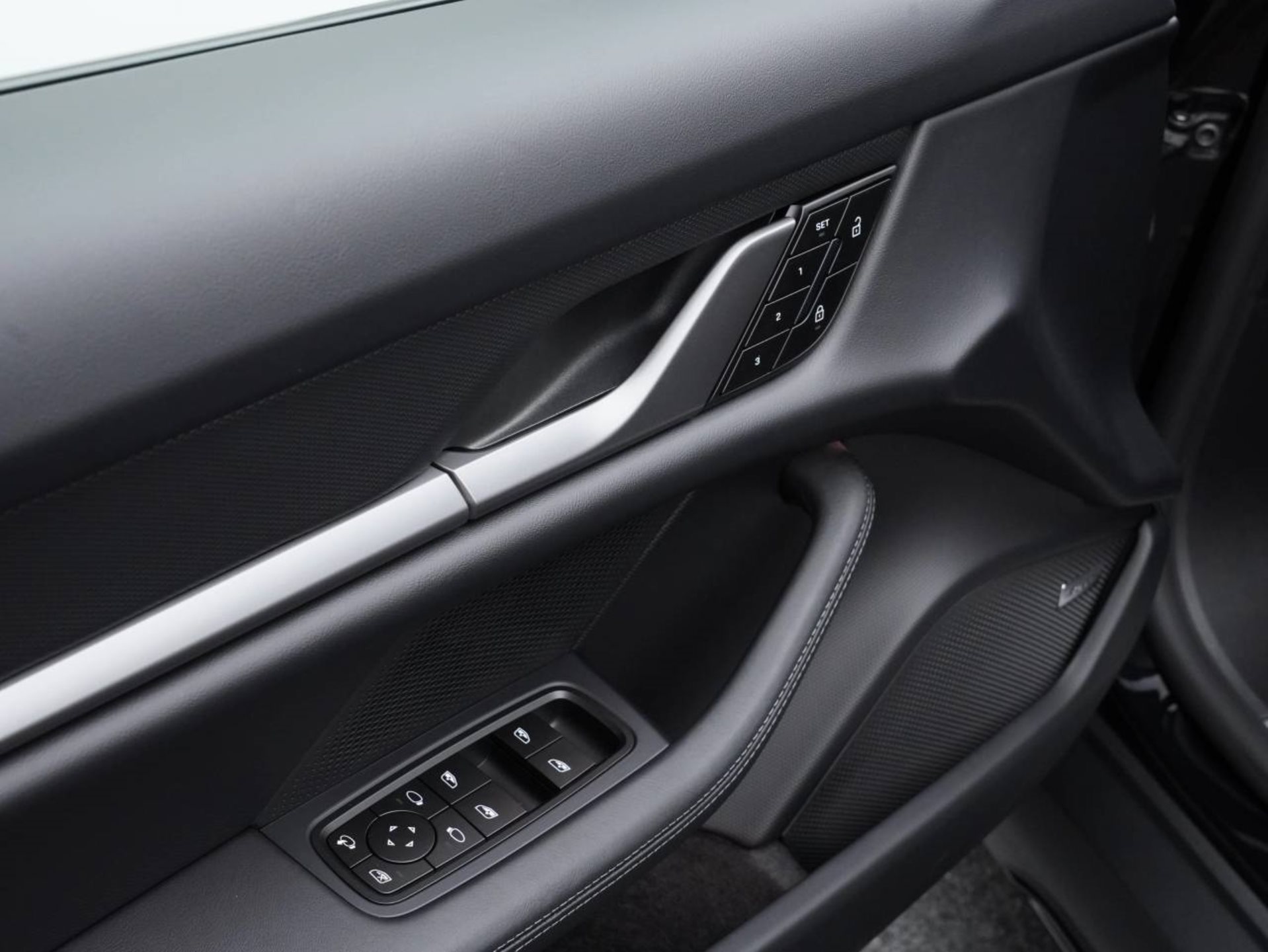 PORSCHE Taycan 4 Cross Turismo-image-21