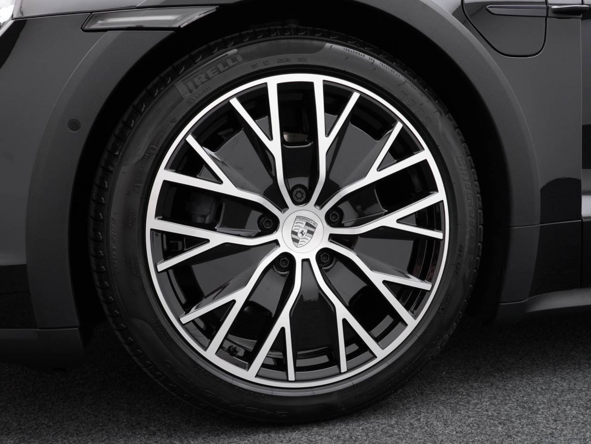 PORSCHE Taycan 4 Cross Turismo-image-10