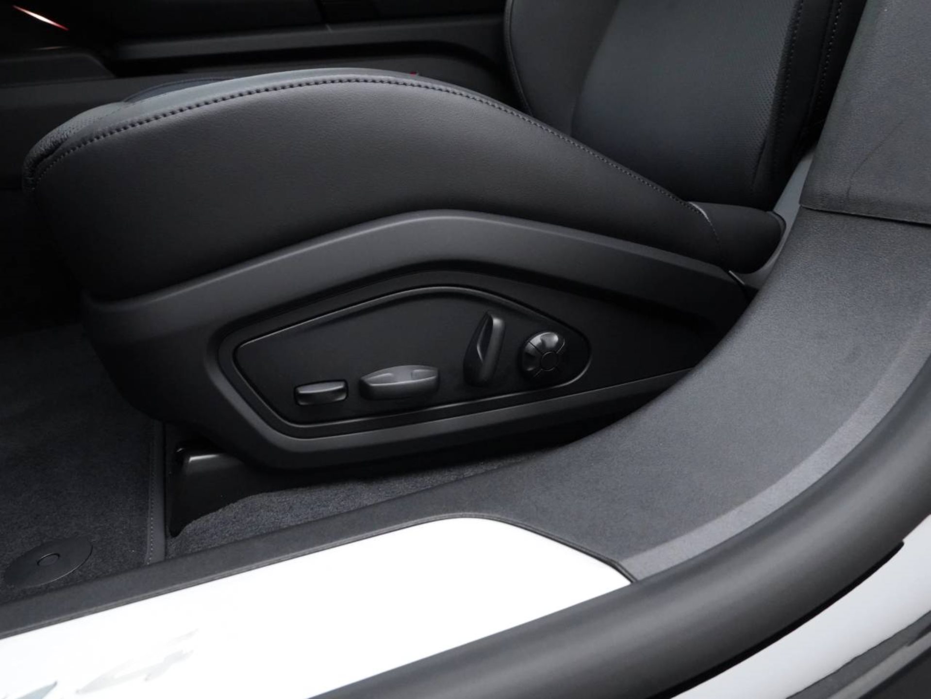 PORSCHE Taycan 4 Cross Turismo-image-22