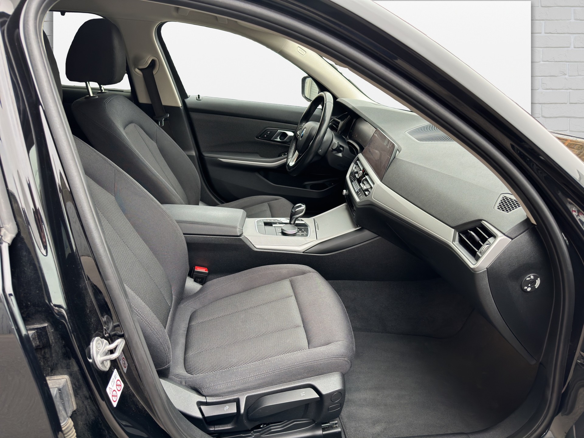 BMW 320d xDrive 48V Touring Steptronic-image-11