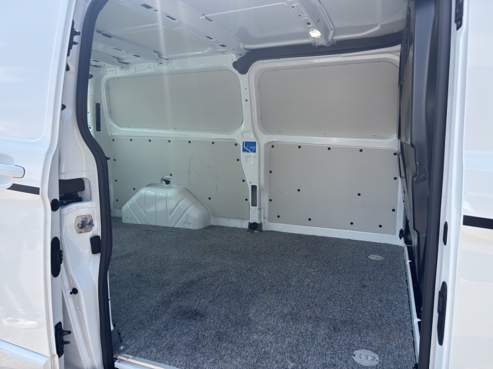 FORD Transit Custom Van 320 L2H1 DK Sport-image-11