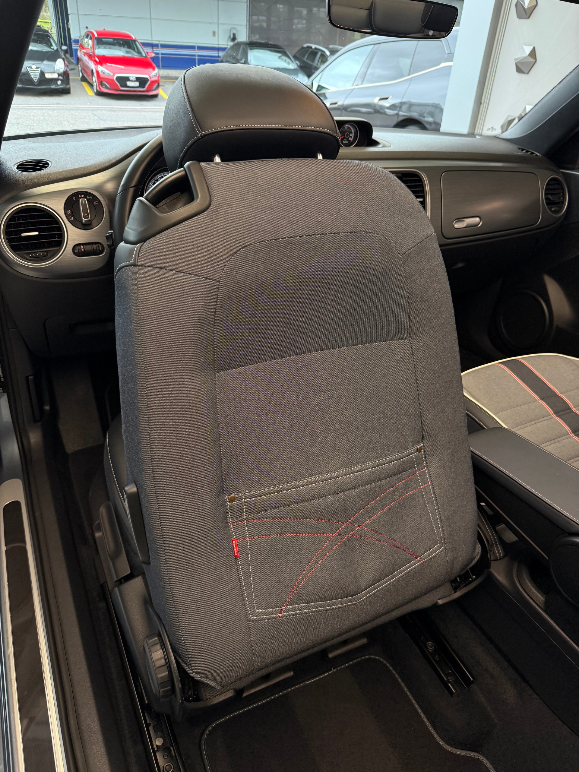 VW Beetle Cabriolet Denim Jeans Edition 1.4 TSI DSG-image-8