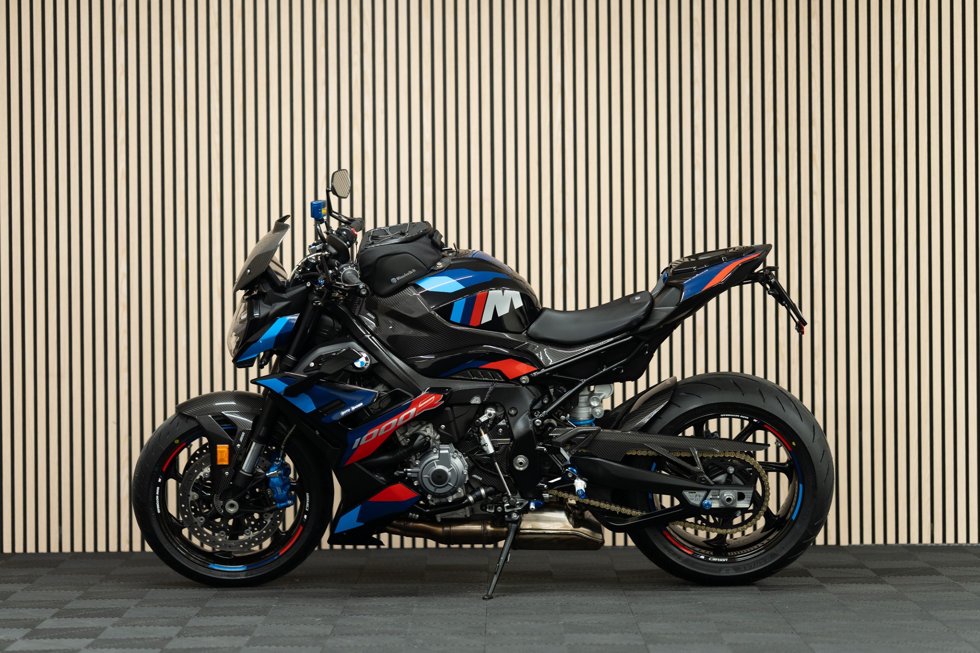 BMW M 1000 R Competition-showroom-element-1