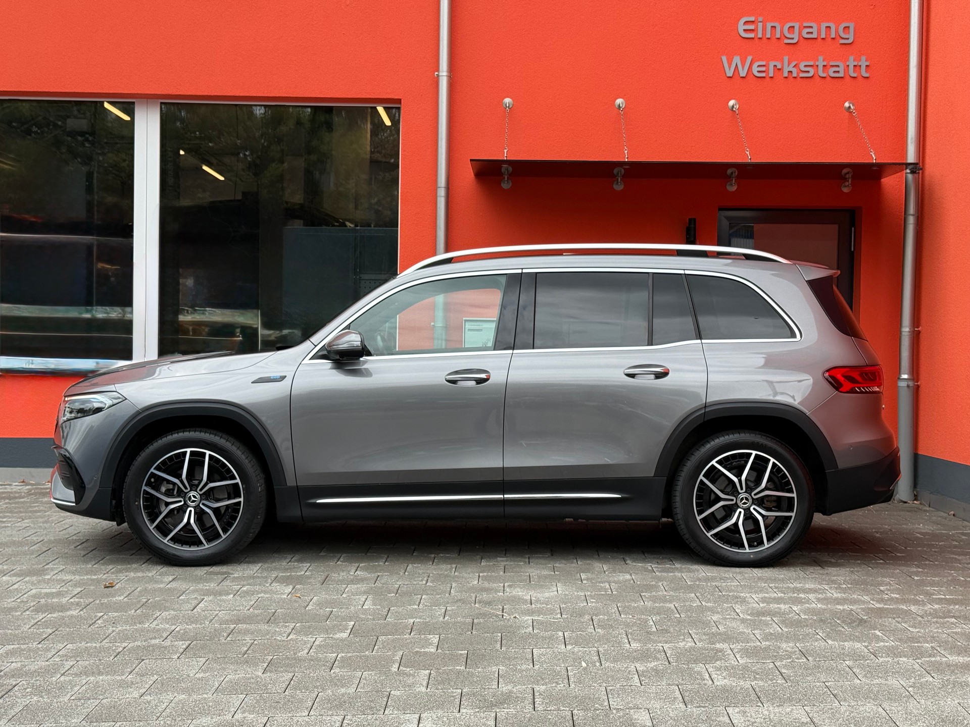 MERCEDES-BENZ EQB 350 AMG Line 4Matic-showroom-element-1