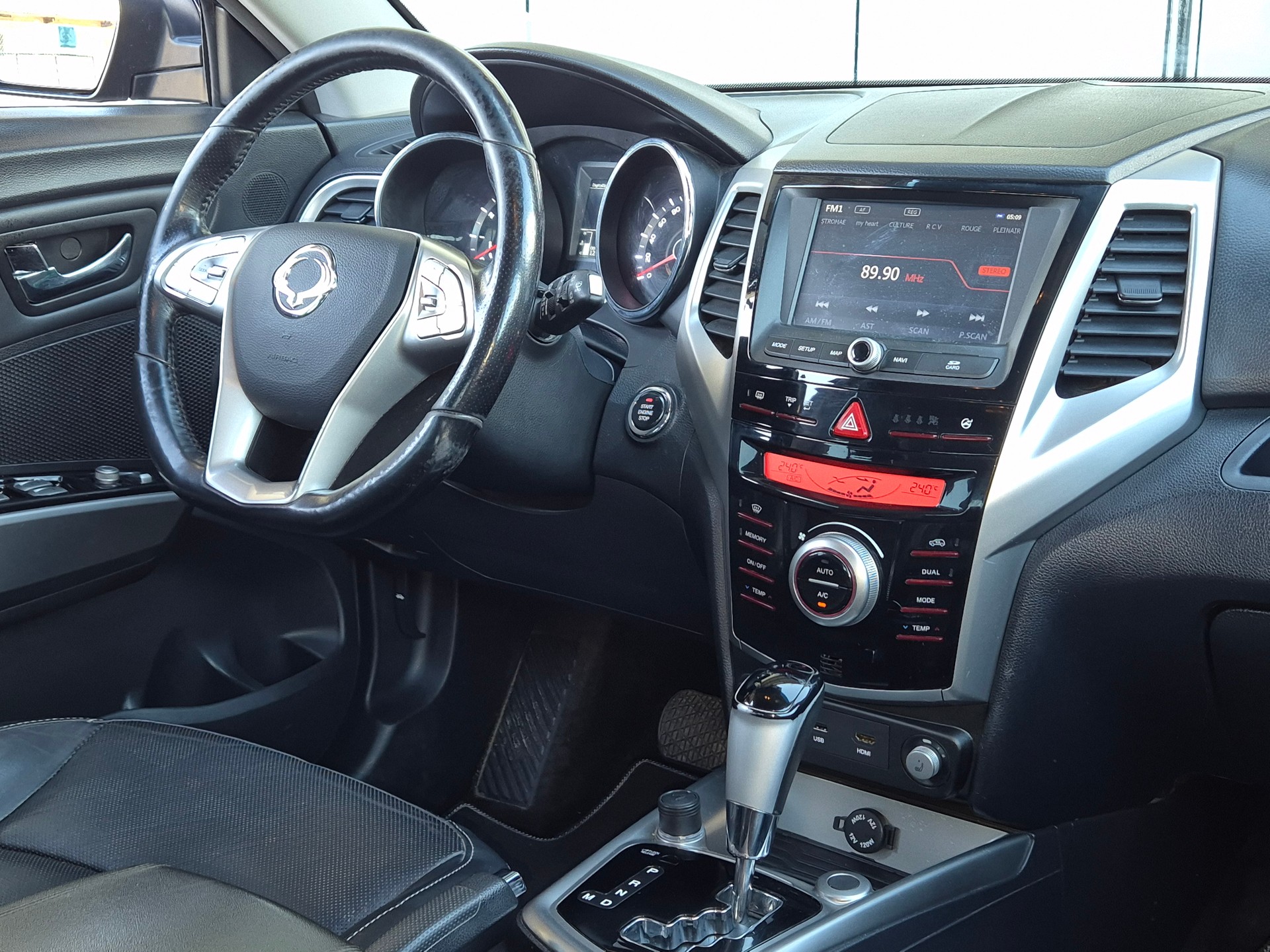KGM-SsangYong Tivoli 1.6 e-XGi Sapphire 4WD Automatic-image-10