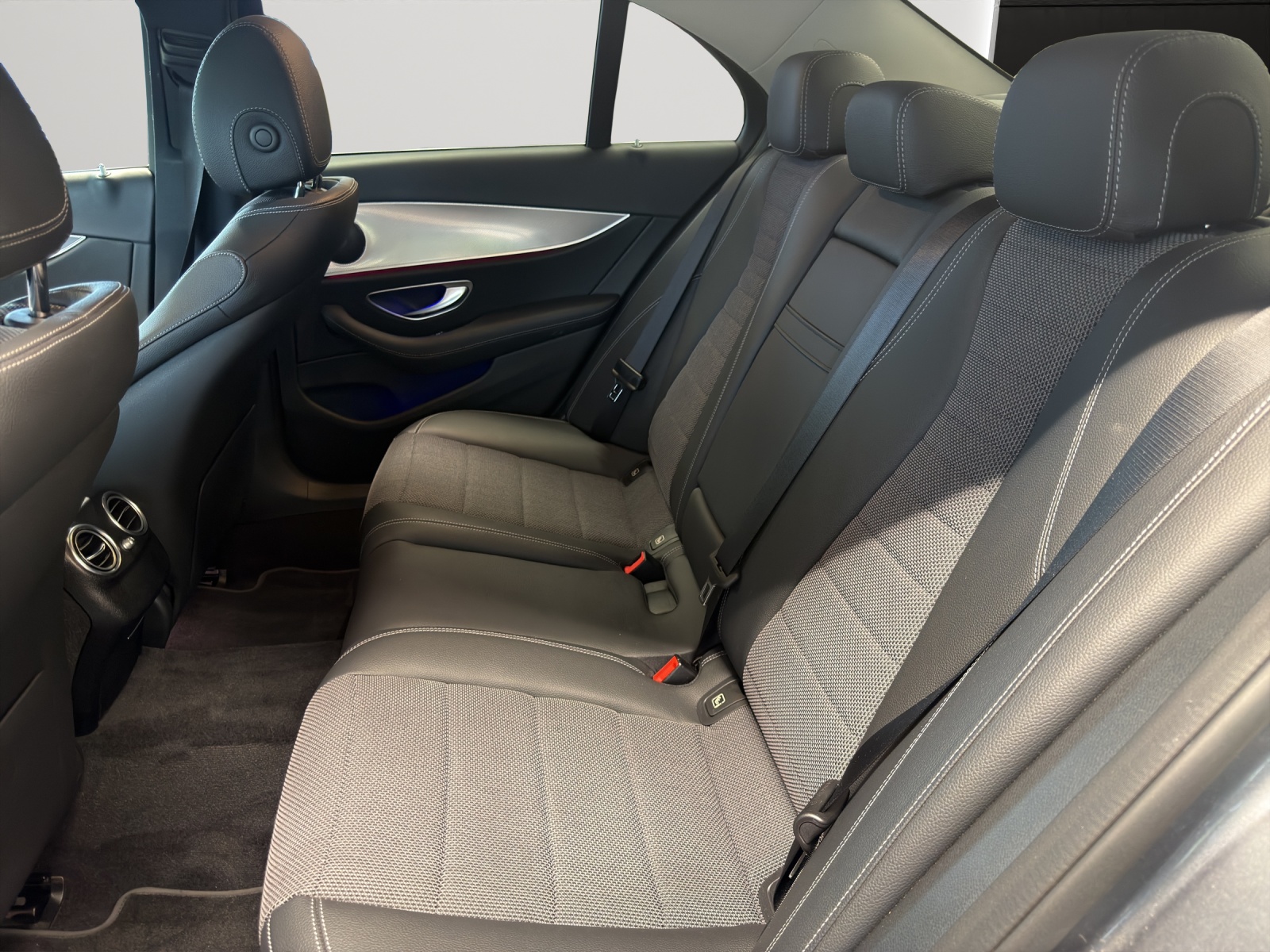 MERCEDES-BENZ E 200 Avantgarde 4Matic-image-12