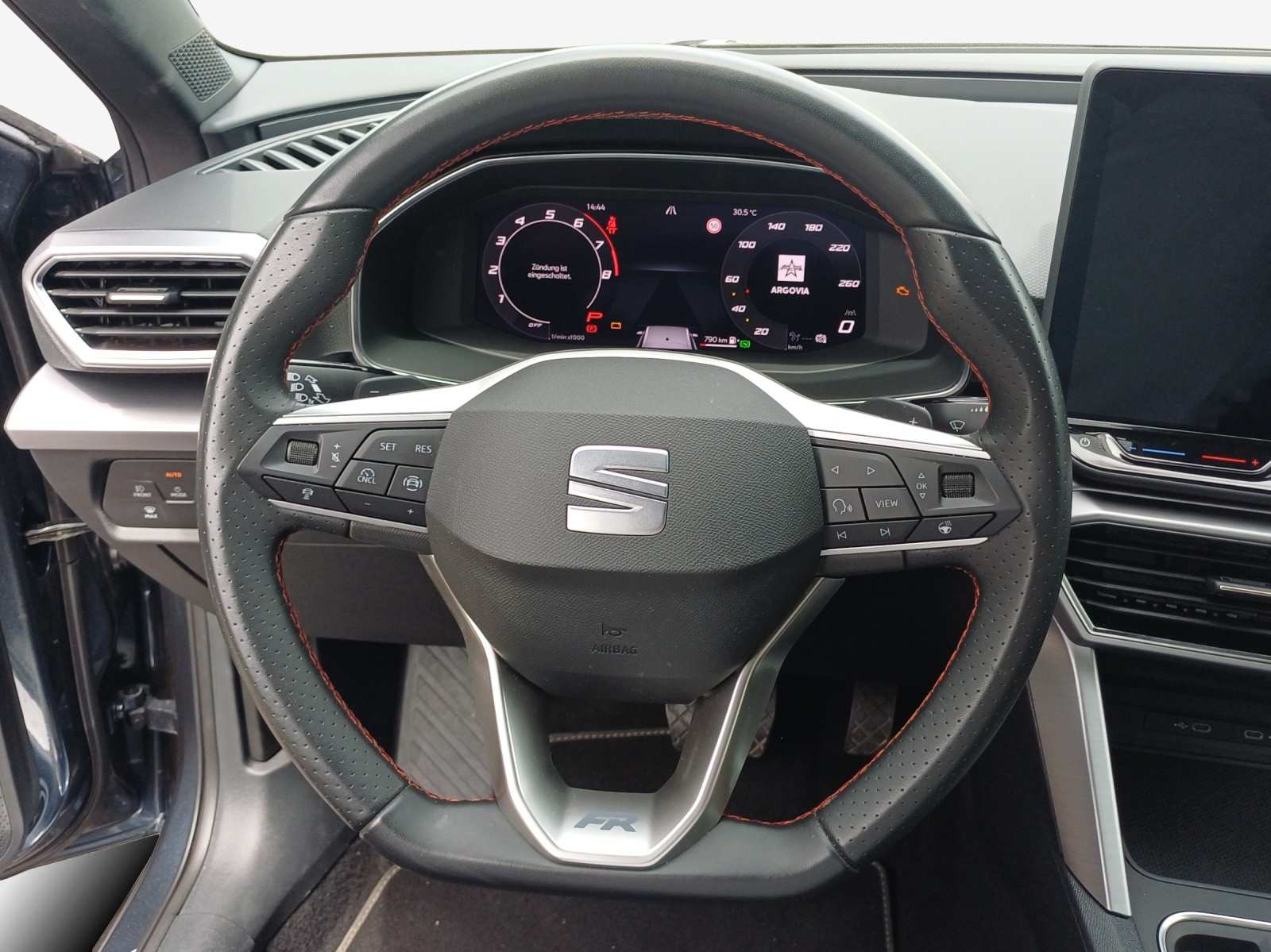 SEAT Leon 1.5 eTSI mHEV DSG FR-image-9