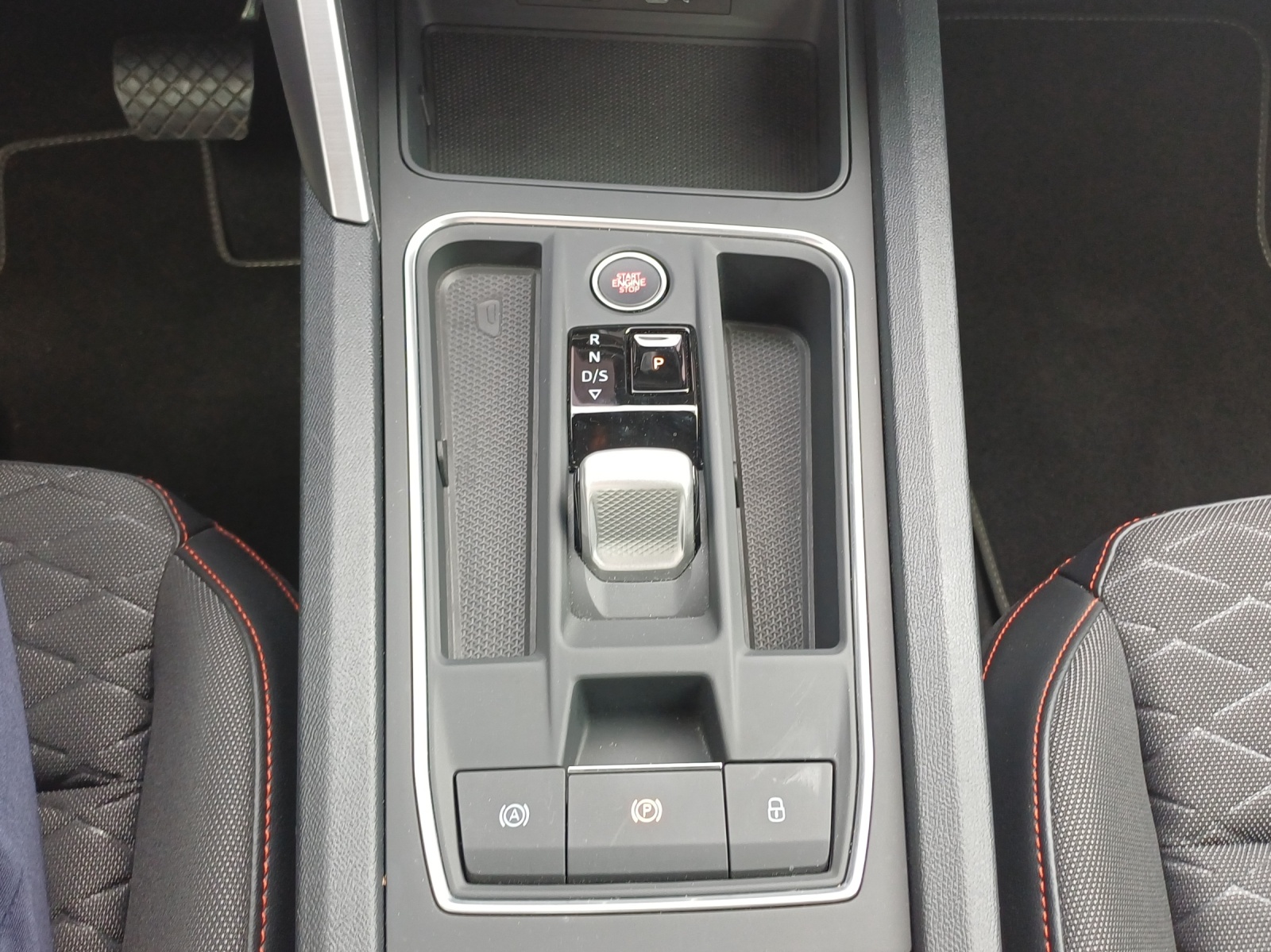 SEAT Leon 1.5 eTSI mHEV DSG FR-image-15