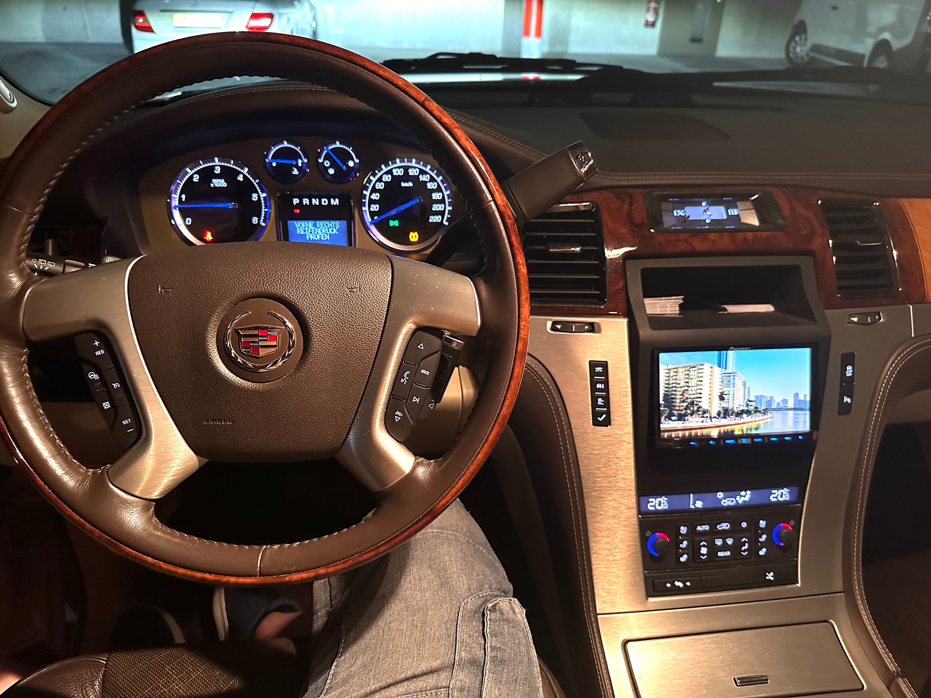 CADILLAC Platinum-image-4