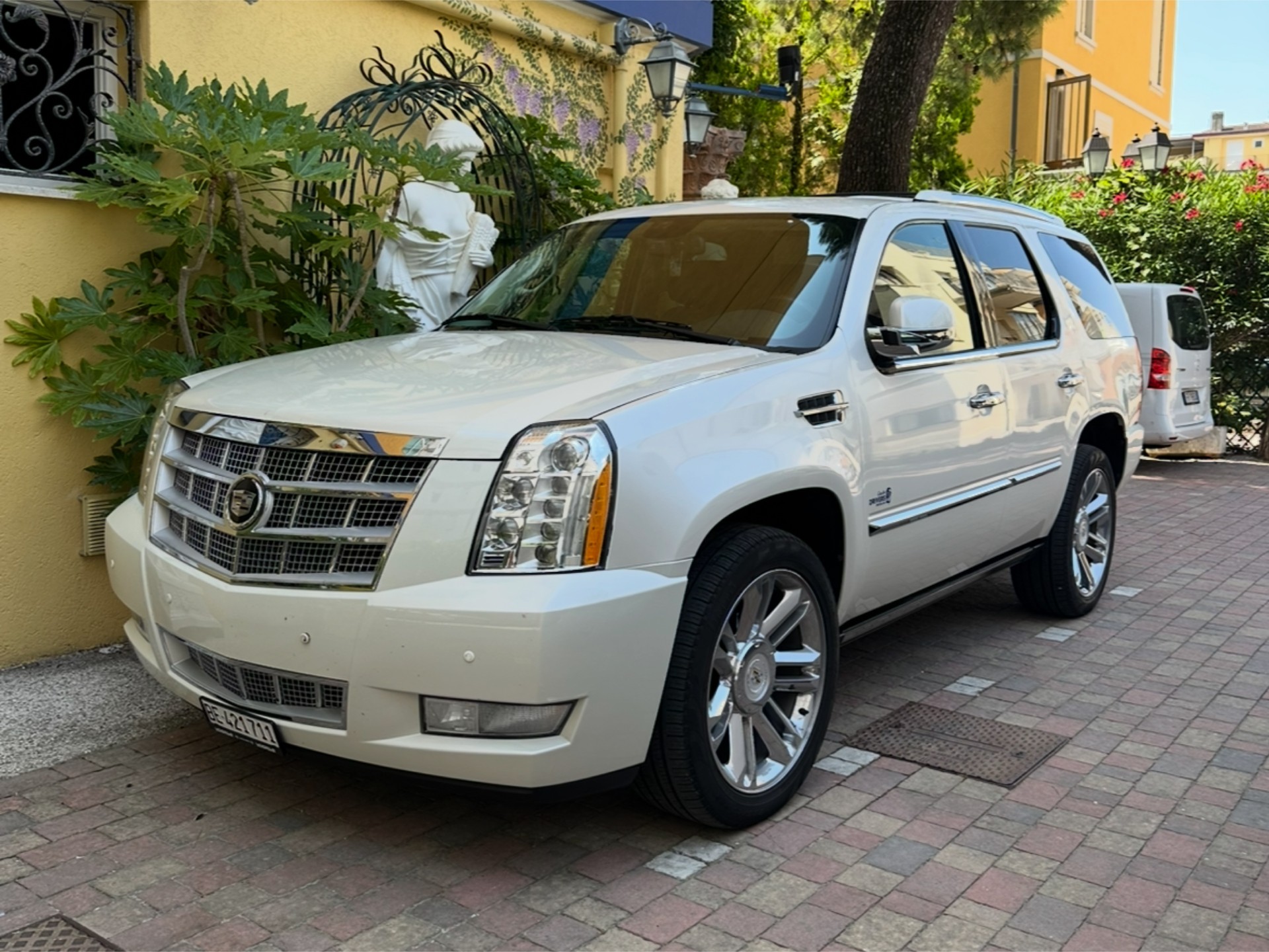 CADILLAC Platinum-image-2