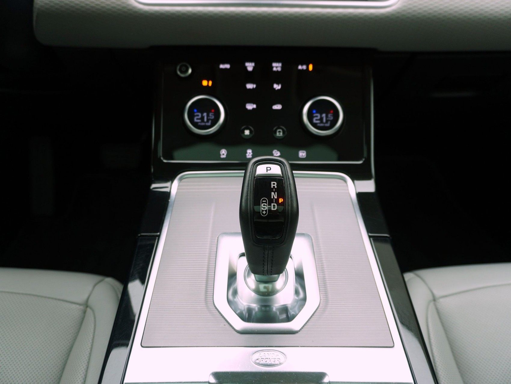 LAND ROVER Range Rover Evoque 1.5 T 300e S AWD-image-16
