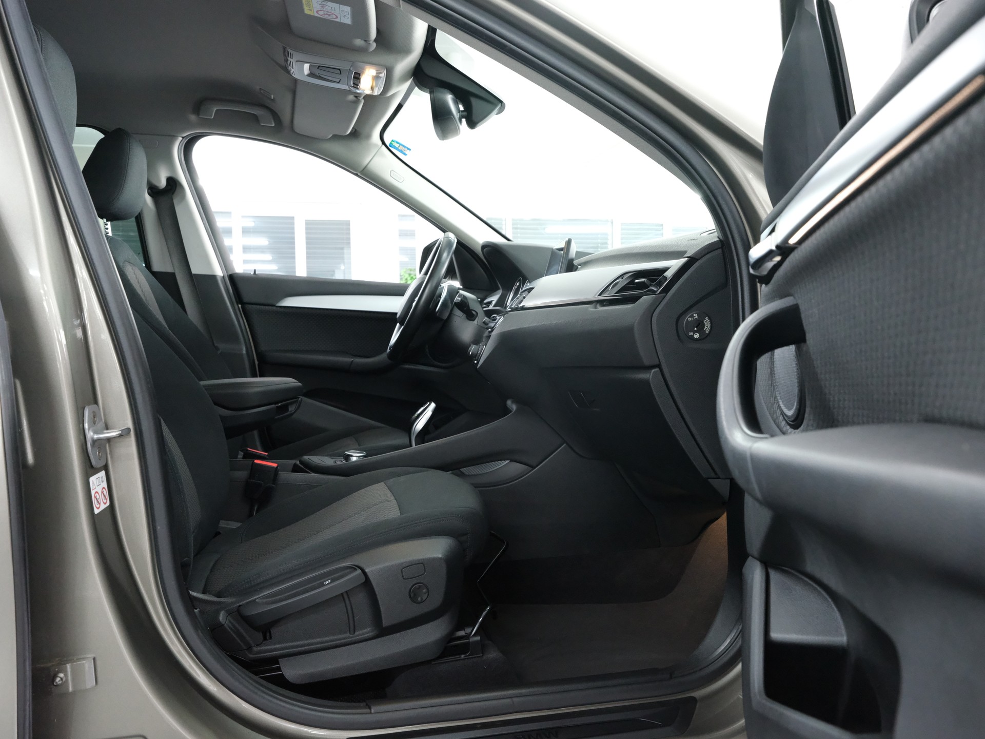 BMW X1 sDrive 18d M Sport Steptronic *Rückfahrkamera* *Individual*-image-24