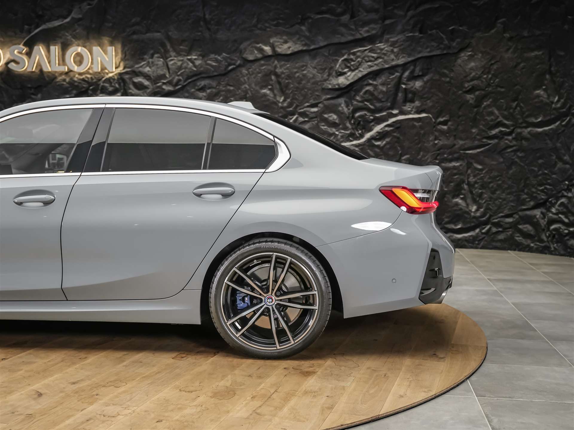 BMW 330i xDrive Steptronic M Sport *360° Kamera*Head Up Display*Abstandsregler*-image-17