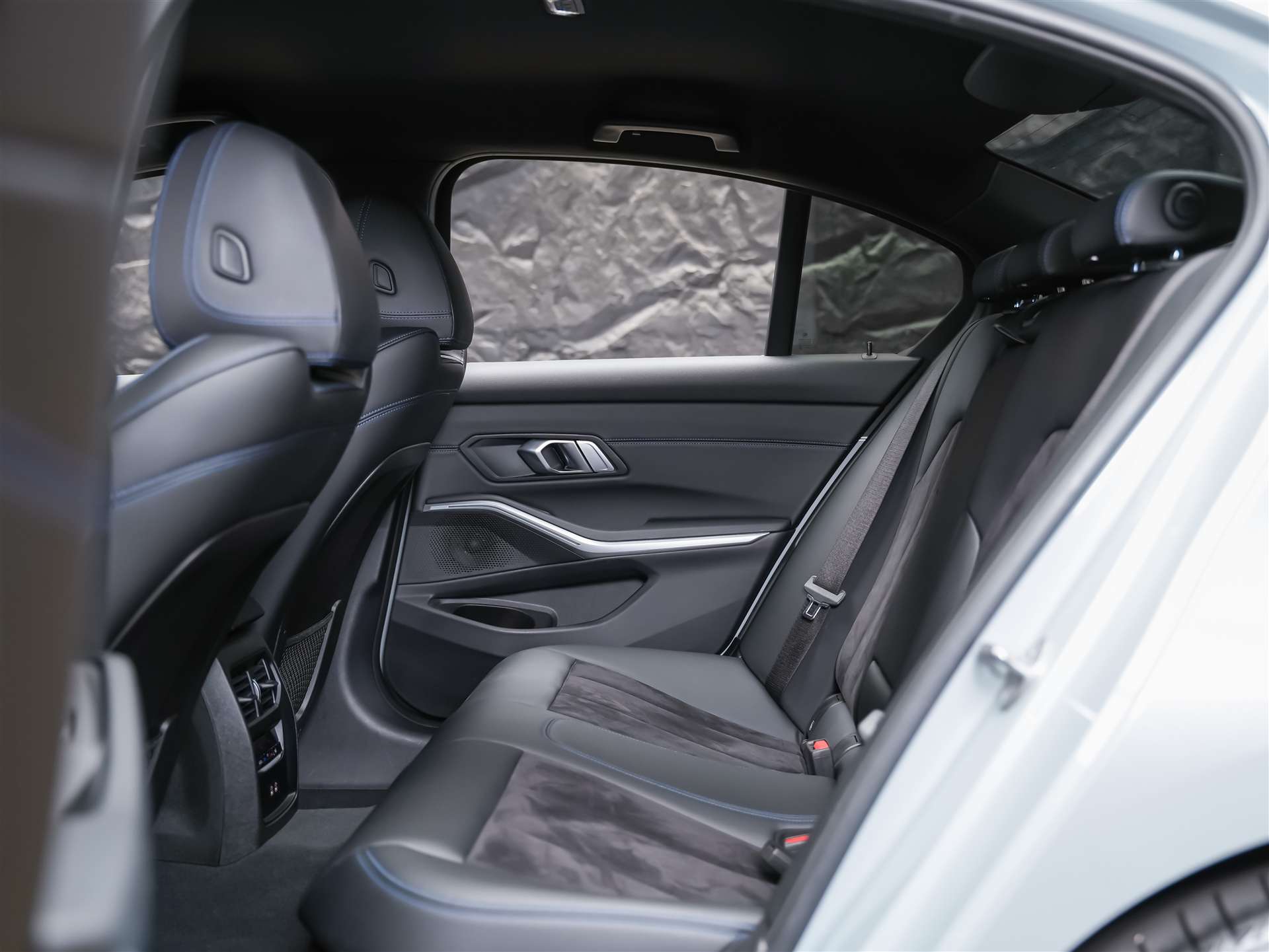 BMW 330i xDrive Steptronic M Sport *360° Kamera*Head Up Display*Abstandsregler*-image-11