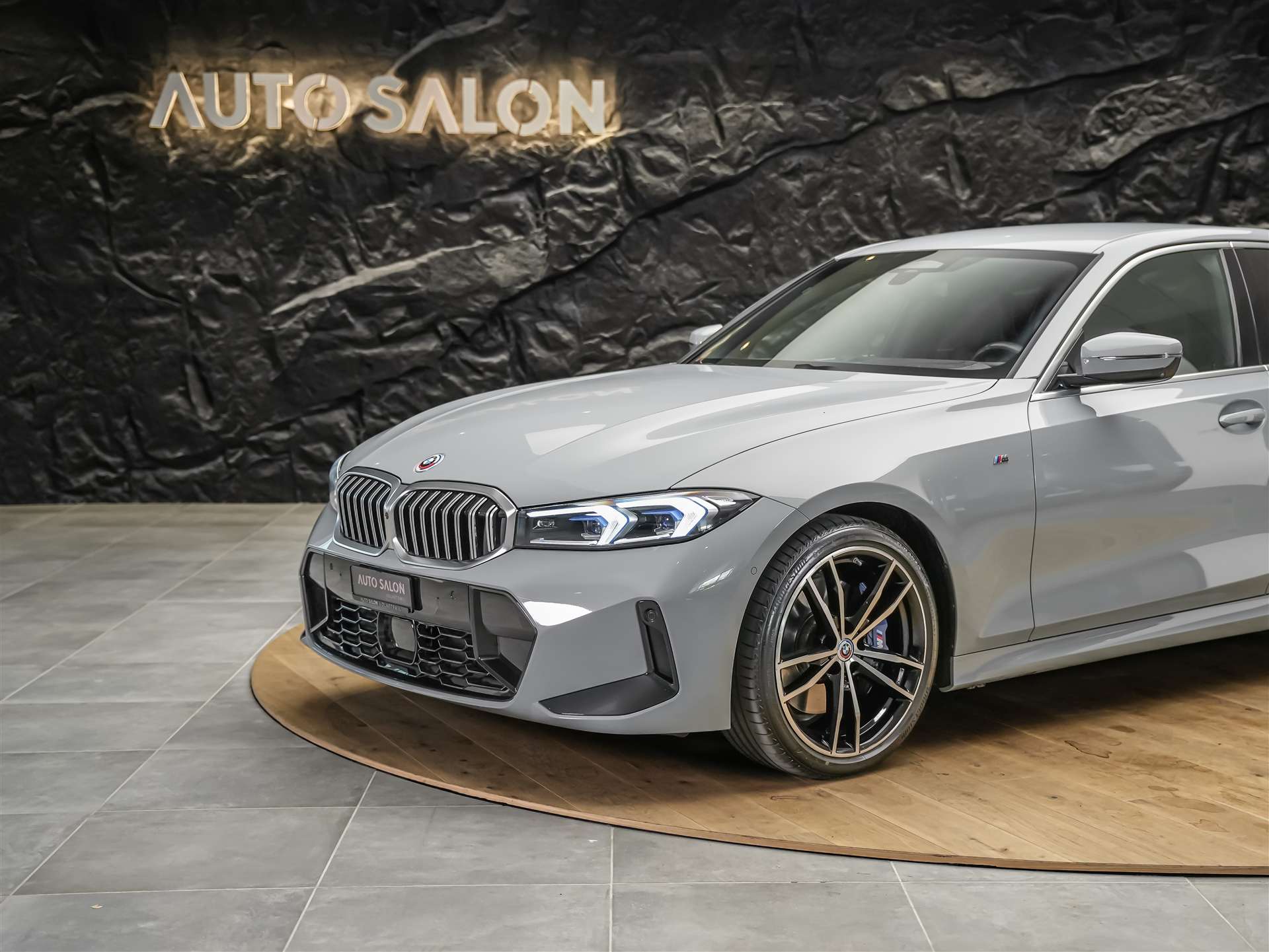 BMW 330i xDrive Steptronic M Sport *360° Kamera*Head Up Display*Abstandsregler*-image-14