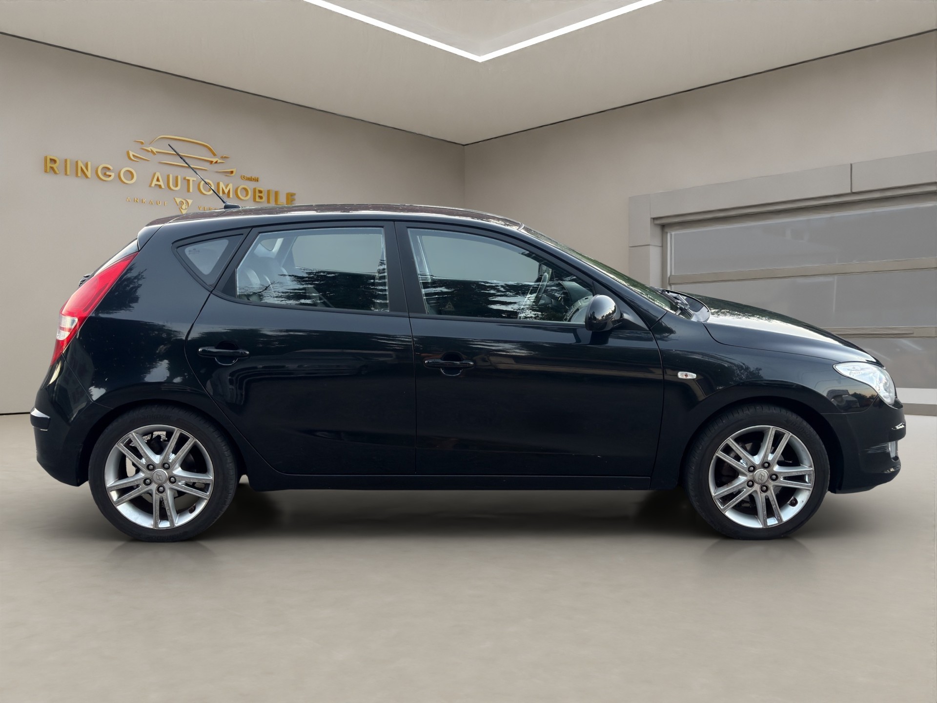 HYUNDAI i30 2.0 Premium-image-7