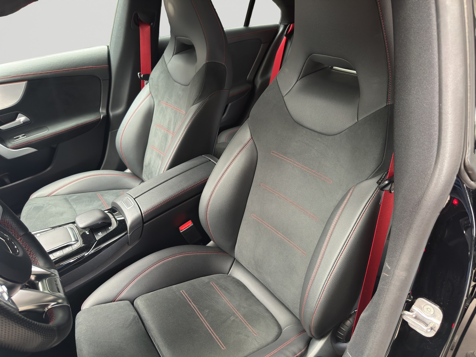MERCEDES-BENZ CLA 35 AMG 4Matic 7G-DCT Night-image-5