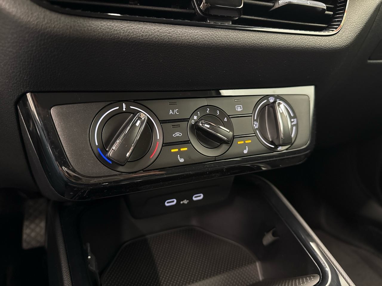 SKODA Fabia 1.0 TSI Selection DSG-image-9