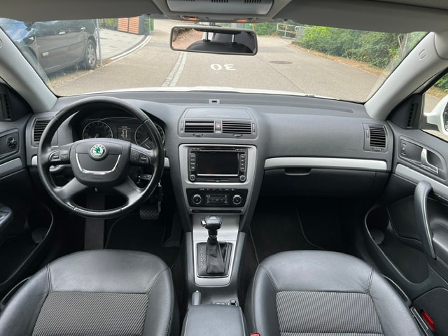 SKODA Octavia Combi 1.6 TDI Elegance DSG-image-10