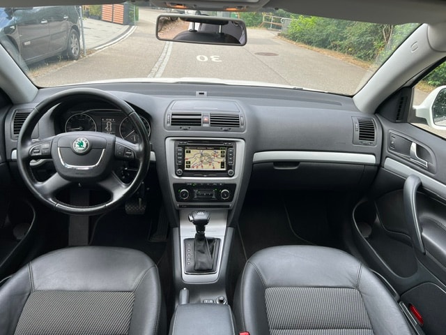 SKODA Octavia Combi 1.6 TDI Elegance DSG-image-13