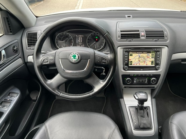 SKODA Octavia Combi 1.6 TDI Elegance DSG-image-14