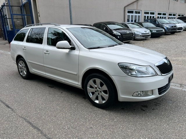 SKODA Octavia Combi 1.6 TDI Elegance DSG-image-2
