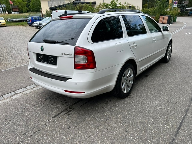 SKODA Octavia Combi 1.6 TDI Elegance DSG-image-4