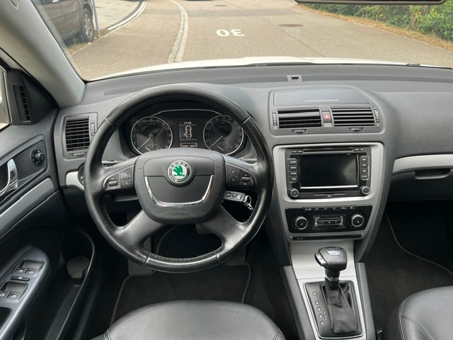 SKODA Octavia Combi 1.6 TDI Elegance DSG-image-11