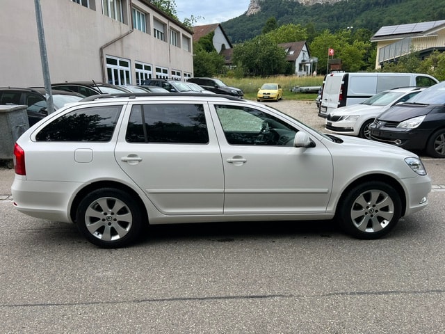SKODA Octavia Combi 1.6 TDI Elegance DSG-image-3