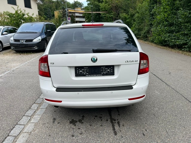 SKODA Octavia Combi 1.6 TDI Elegance DSG-image-5