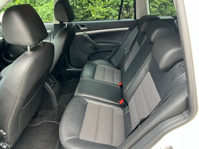 SKODA Octavia Combi 1.6 TDI Elegance DSG-image-9