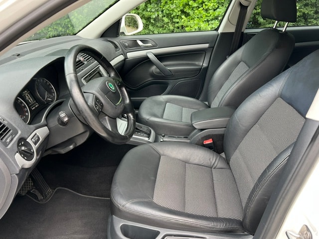 SKODA Octavia Combi 1.6 TDI Elegance DSG-image-8