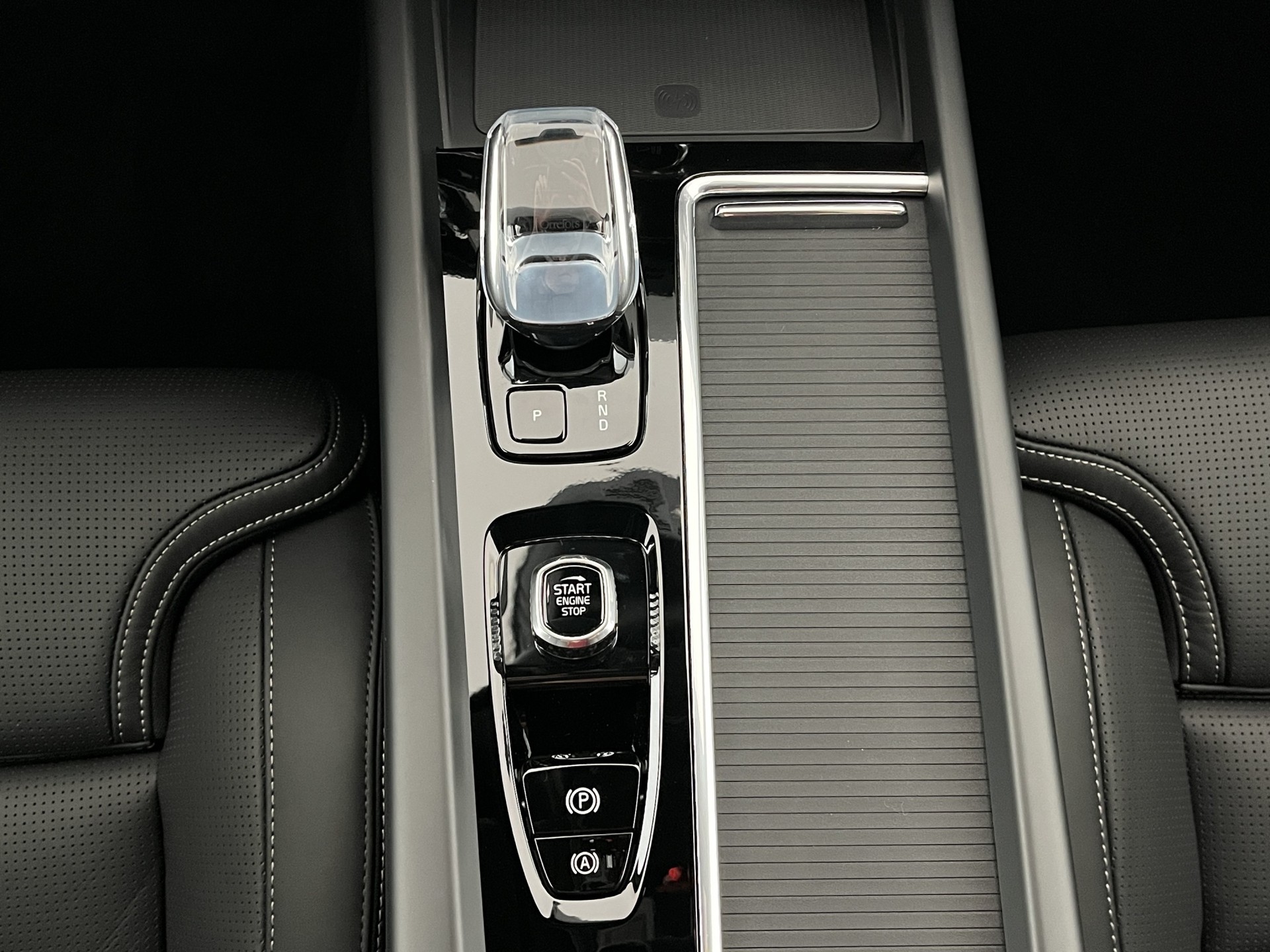 VOLVO XC60 2.0 T8 TE Black Edition eAWD-image-15