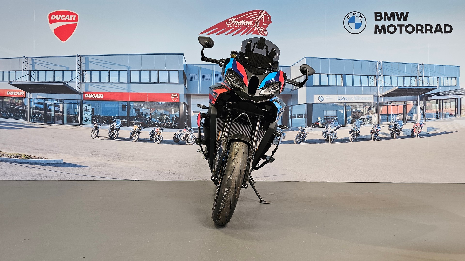 BMW M 1000 XR-showroom-element-1