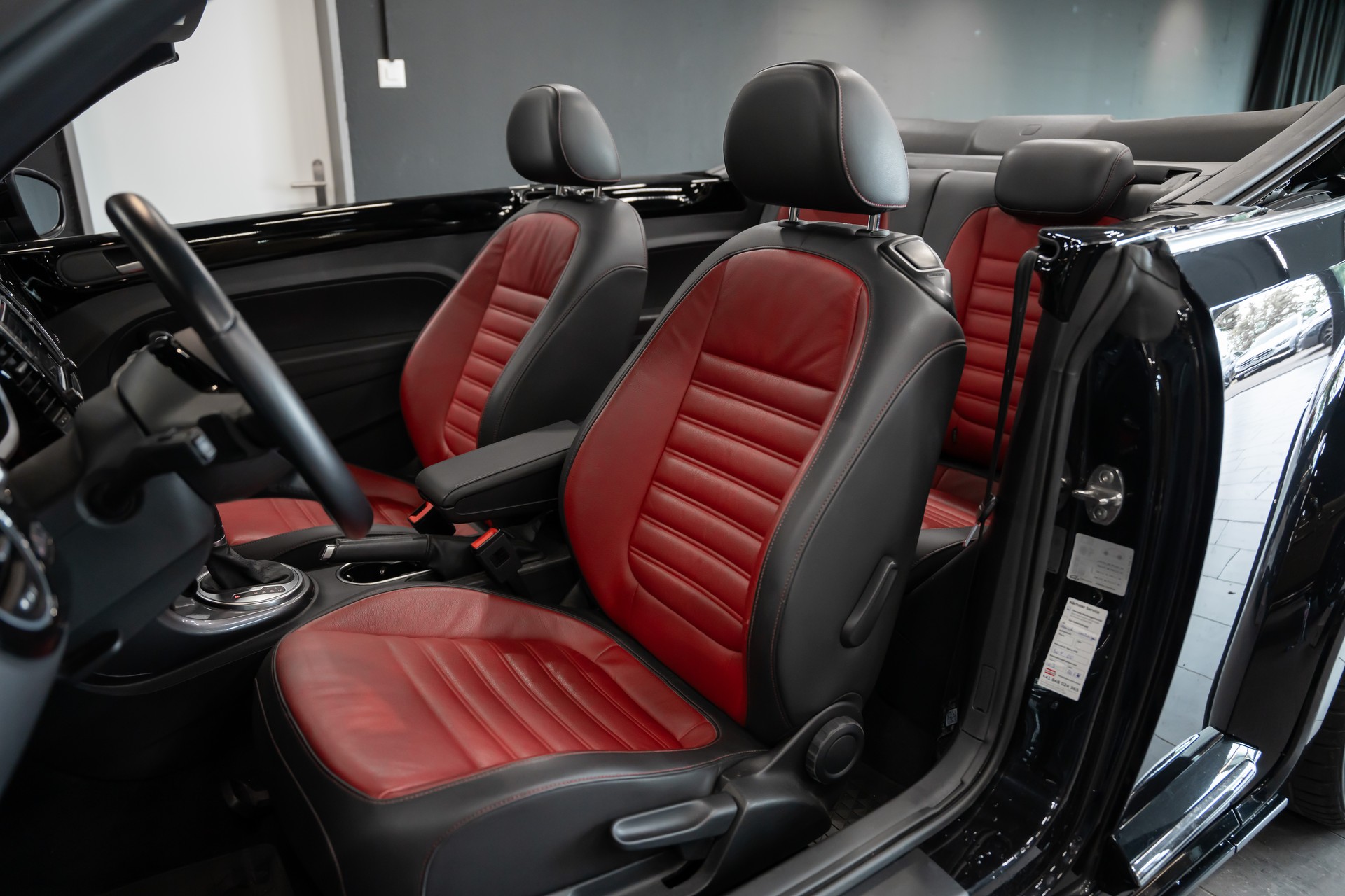 VW Beetle Cabriolet 2.0 TSI BMT R-Line DSG / Exclusive Manufaktur / Vienna / Bi-Xenon / Salvador Felgen / Waschdüsen beheizt-image-11