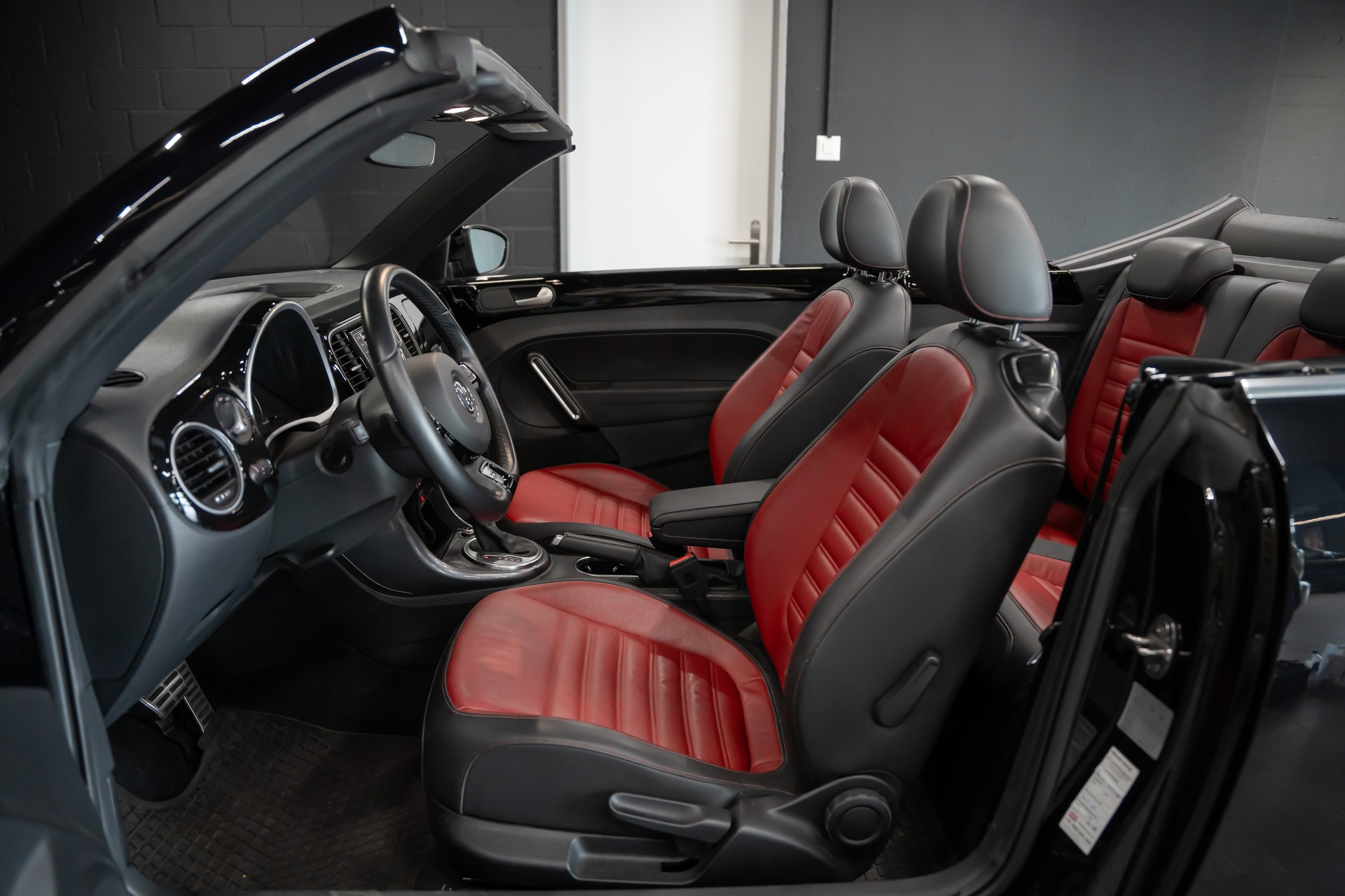 VW Beetle Cabriolet 2.0 TSI BMT R-Line DSG / Exclusive Manufaktur / Vienna / Bi-Xenon / Salvador Felgen / Waschdüsen beheizt-image-10