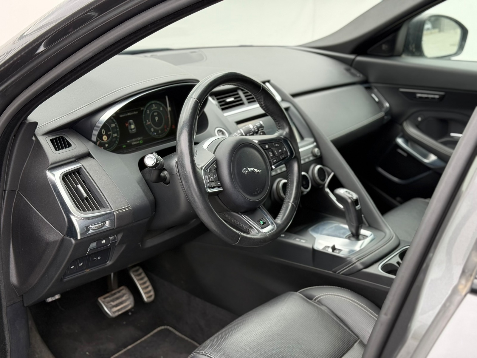 JAGUAR E-Pace 2.0d D240 R-Dynamic HSE AWD Automatik-image-8