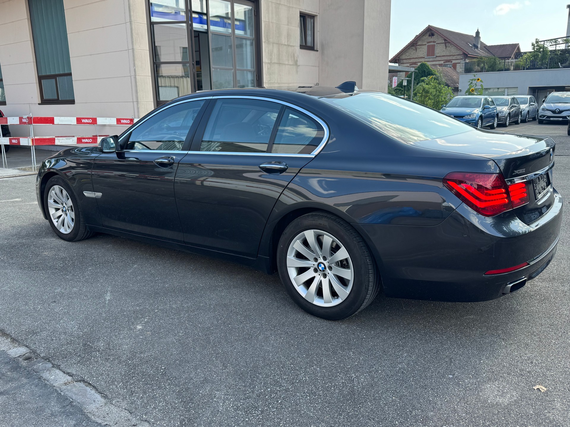 BMW 750i xDrive-image-3
