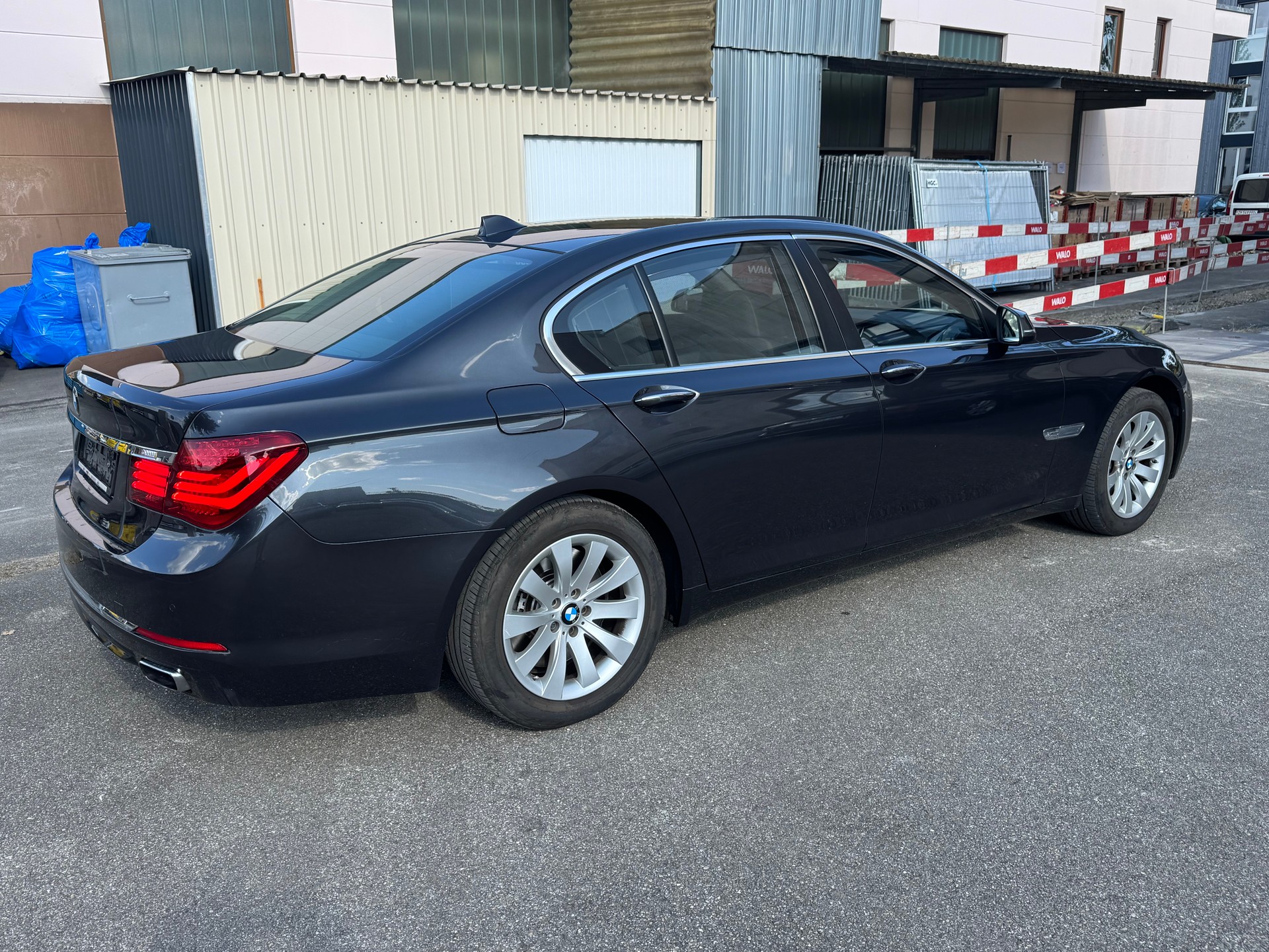 BMW 750i xDrive-image-2