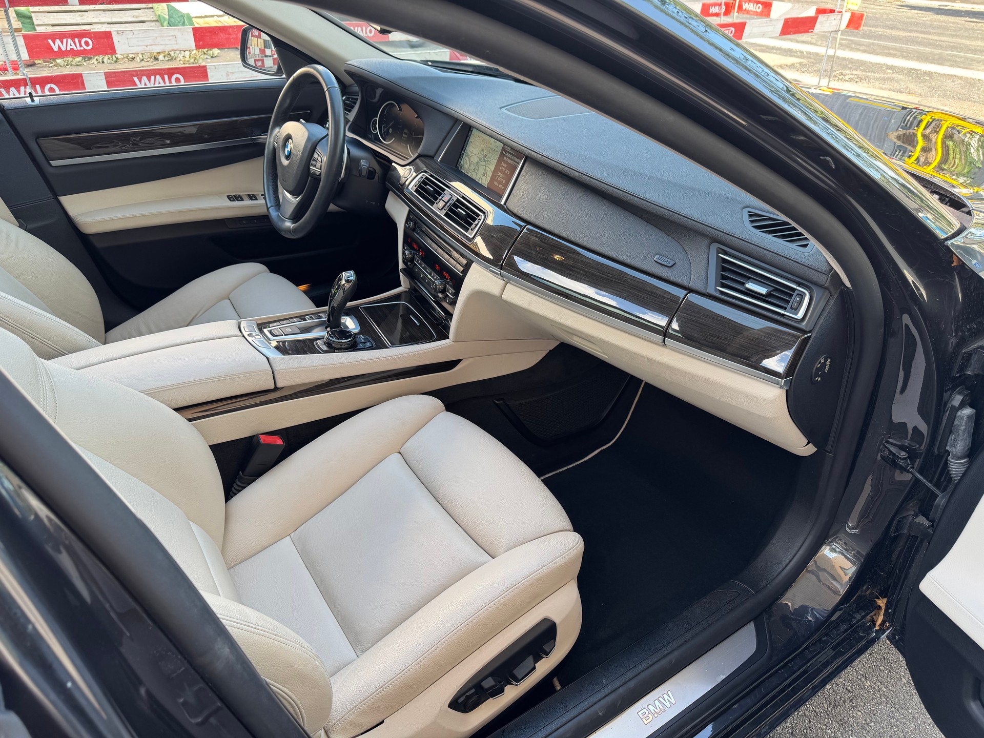 BMW 750i xDrive-image-9