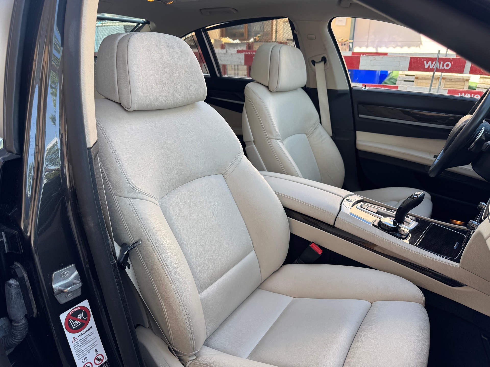 BMW 750i xDrive-image-10