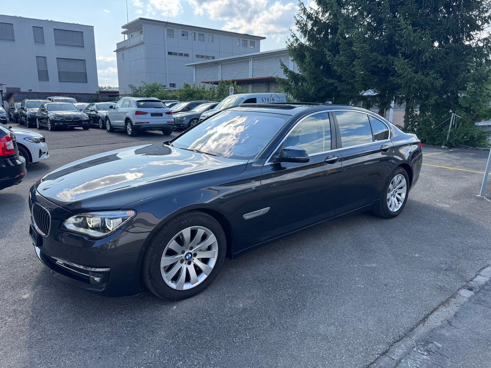 BMW 750i xDrive-image-0
