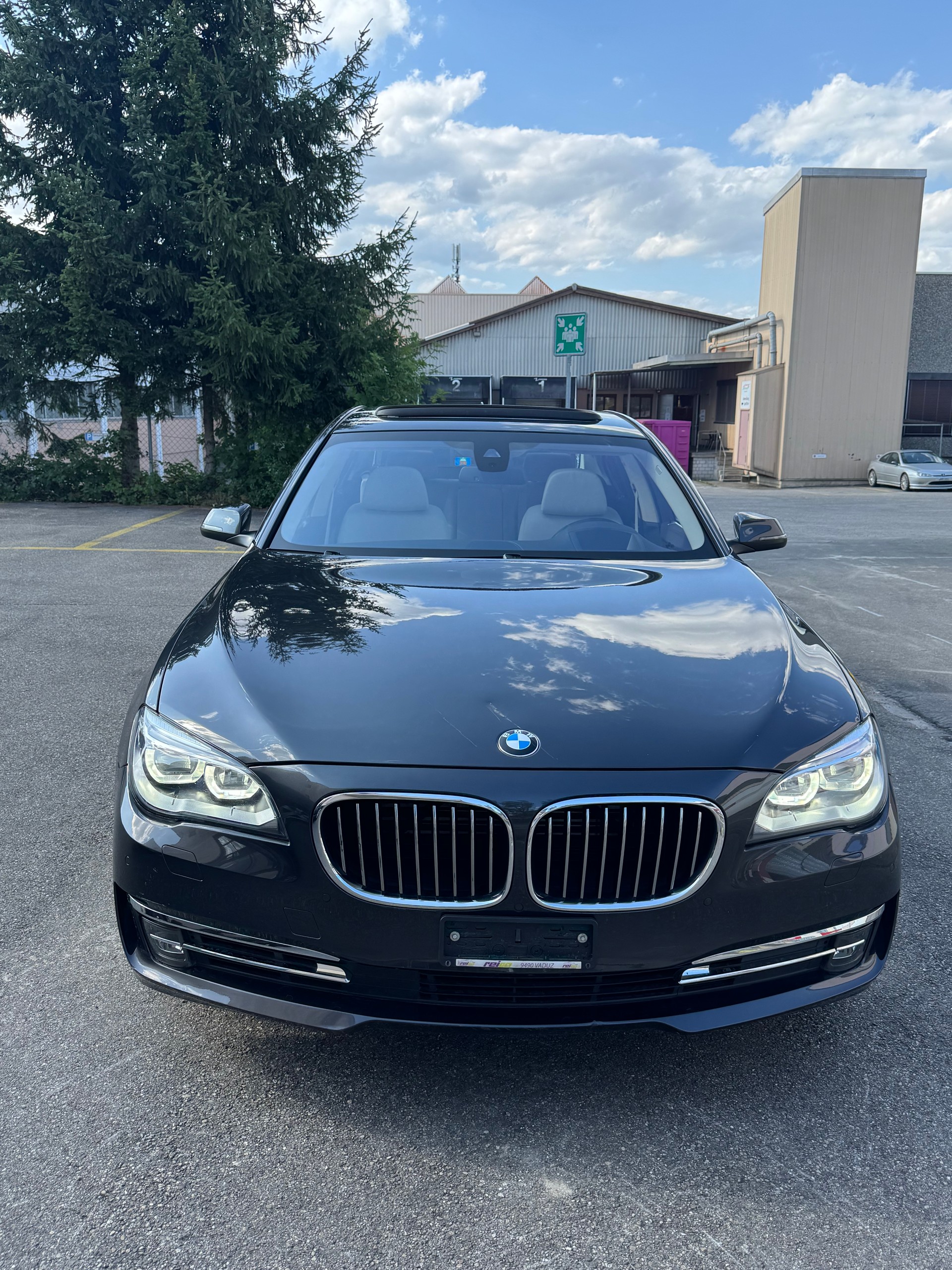 BMW 750i xDrive-image-4
