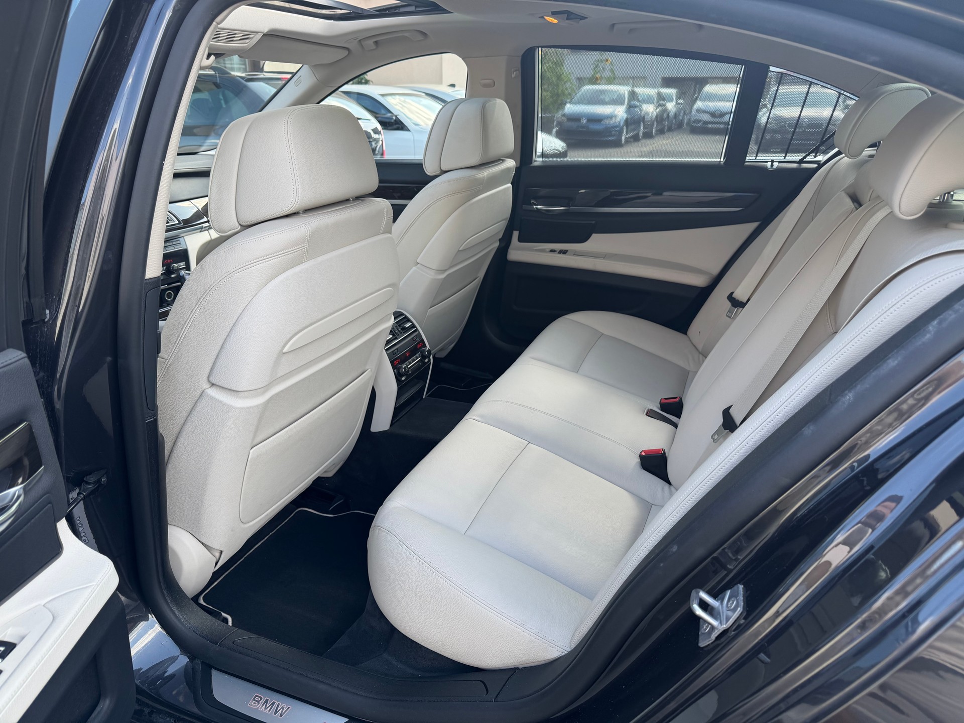 BMW 750i xDrive-image-11