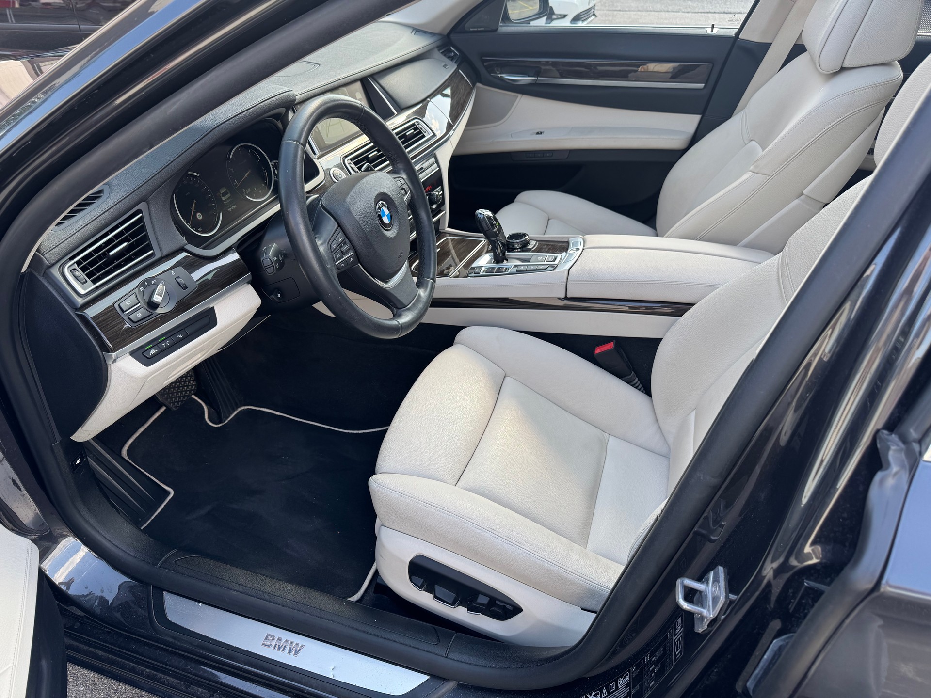 BMW 750i xDrive-image-8