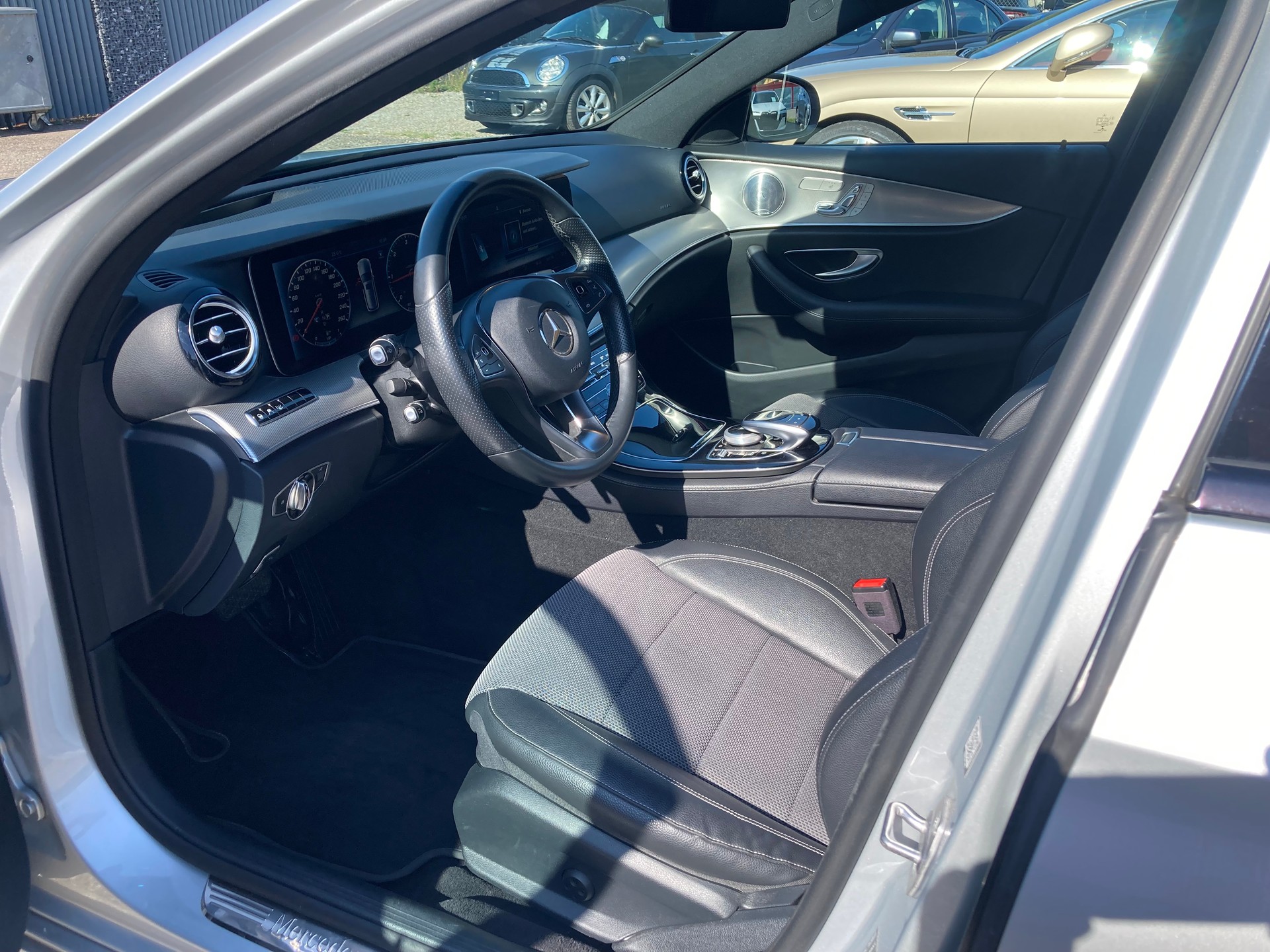 MERCEDES-BENZ E 220 d Swiss Star Avantgarde 4Matic 9G-Tronic-image-5