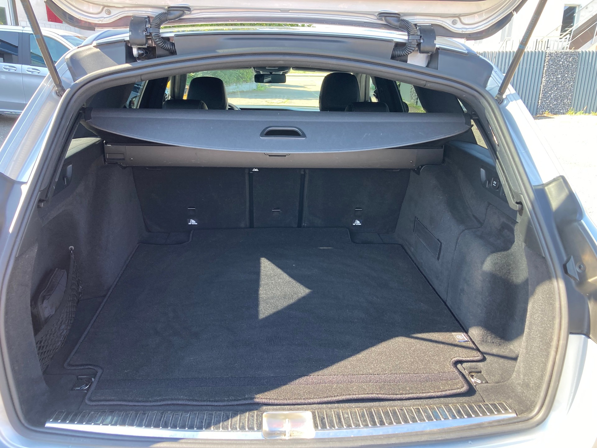 MERCEDES-BENZ E 220 d Swiss Star Avantgarde 4Matic 9G-Tronic-image-7